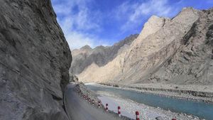 China Bangun Jalan di Perbatasan Menyusuri Tebing Gunung