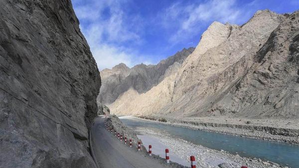 China Bangun Jalan di Perbatasan Menyusuri Tebing Gunung