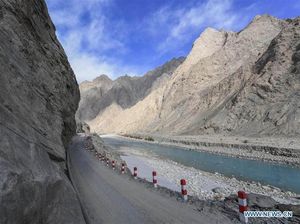 China Bangun Jalan di Perbatasan Menyusuri Tebing Gunung