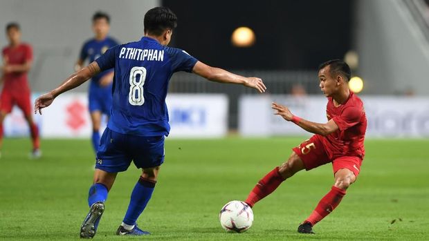 Riko Simanjuntak (kanan) melakukan pergerakan-pergerakan individu yang sempat merepotkan pertahanan Thailand.