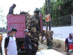 4 Ton Sampah Diangkut di Sungai Cisaraya Majalaya