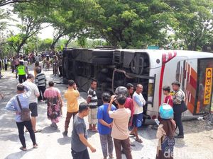 Bus Eka Terguling di Ngawi, 13 Penumpang Terluka