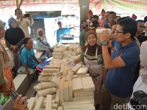Sandiaga Belanja Tempe Gembus di Pasar Rejowinangun Magelang