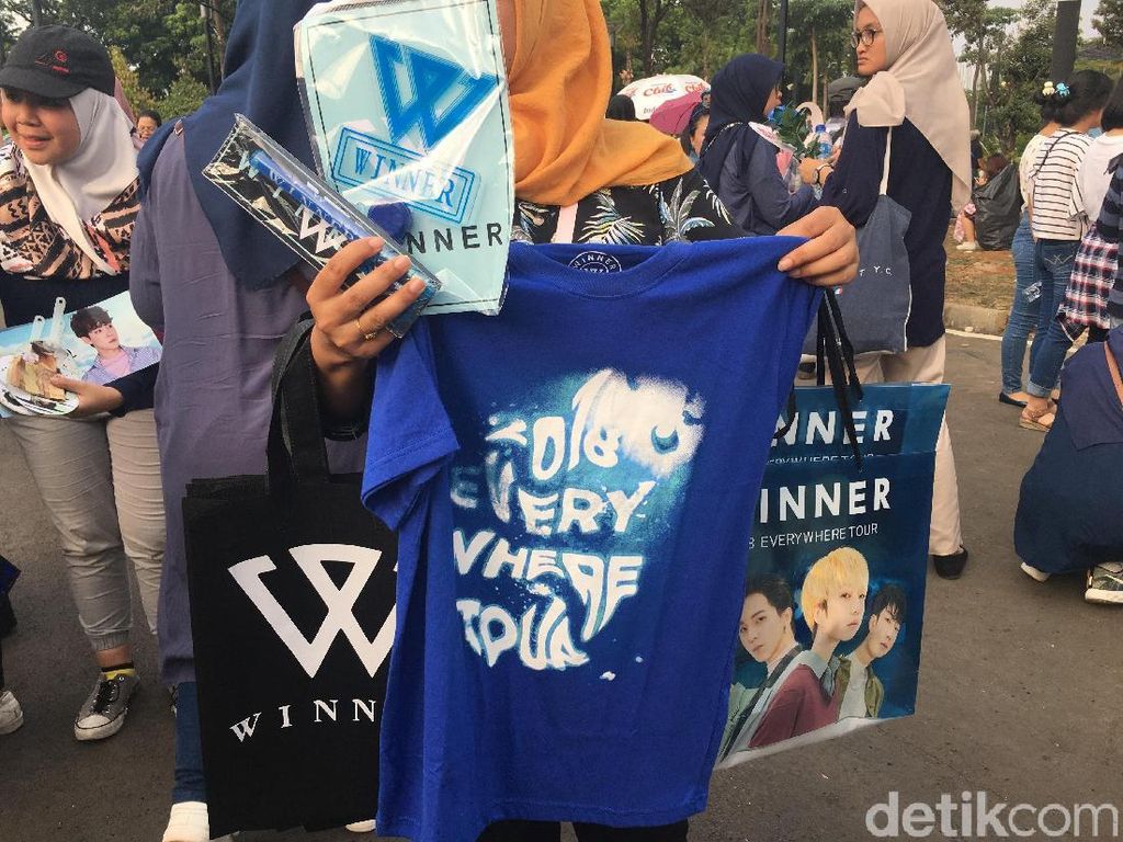 Berburu Pernak-pernik Bergambar Mino Cs di Konser WINNER Berburu Pernak-pernik Bergambar Mino Cs di Konser WINNER