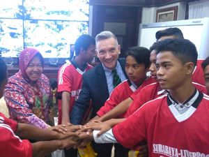 10 Pesepakbola Muda Surabaya Akan Berlatih di Liverpool, Ini Harapan Walikota Risma