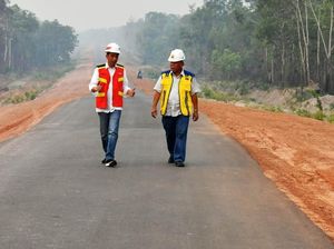 Momen Jokowi Lihat Langsung Trans Papua Sambil Jalan Kaki Momen Jokowi Lihat Langsung Trans Papua Sambil Jalan Kaki
