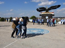 Saat Para Siswa Lebanon Bermain Bakiak di Markas TNI-UNIFIL