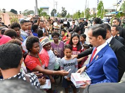 Sebelum ke PNG, Jokowi Sapa Warga dan Bagi Buku di Merauke
