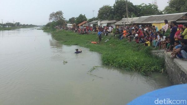 Foto: Aksi Penyelam Cari Linggis yang Dibuang Haris di Kalimalang