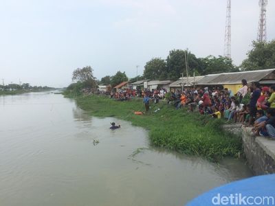 Foto: Aksi Penyelam Cari Linggis yang Dibuang Haris di Kalimalang