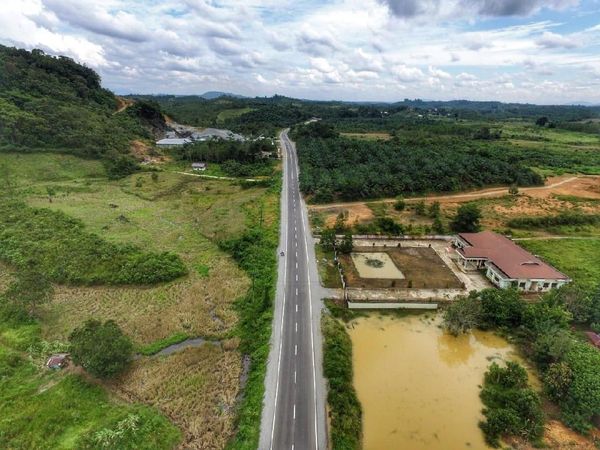 Jalan Perbatasan di Kalimantan Dilebarkan dan Dibikin Mulus