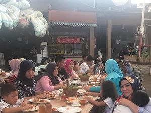 Serunya Momen Kulineran Muzdalifah Bareng Anak-anaknya