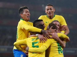 Para pemain Brasil merayakan gol Neymar. Reuters/Peter Cziborra.