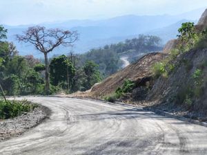 Melihat Proyek-proyek Pembangunan Jalan di Ujung Timur RI