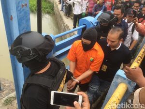 Haris Pembunuh Satu Keluarga Dibawa Cari Linggis di Kalimalang Haris Pembunuh Satu Keluarga Dibawa Cari Linggis di Kalimalang
