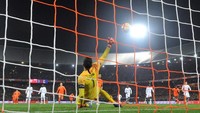 Hugo Lloris dua kali memungut bola dari dalam gawangnya. REUTERS/Toussaint Kluiters.