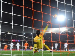 Hugo Lloris dua kali memungut bola dari dalam gawangnya. REUTERS/Toussaint Kluiters.