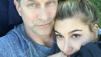 6 Potret Kedekatan Hailey Baldwin dengan Orang Tuanya