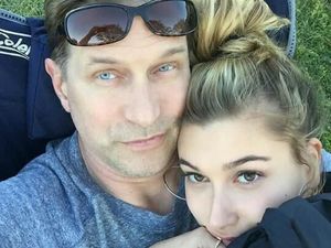 6 Potret Kedekatan Hailey Baldwin dengan Orang Tuanya