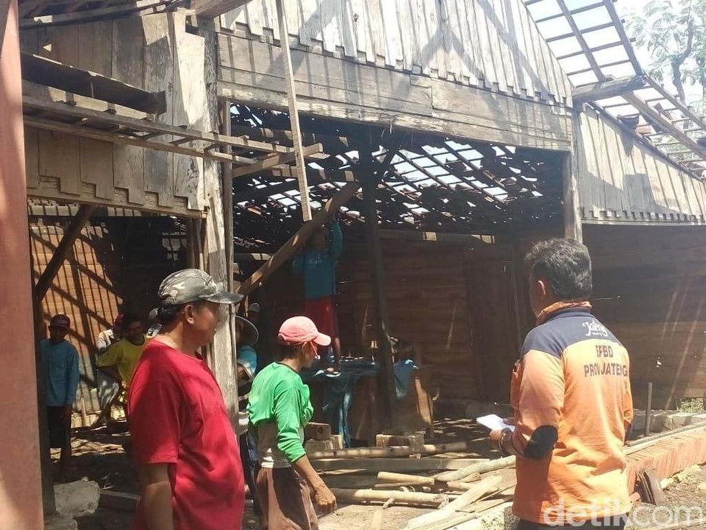 Belasan Rumah di Blora Rusak Diterjang Angin Puting Beliung Belasan Rumah di Blora Rusak Diterjang Angin Puting Beliung