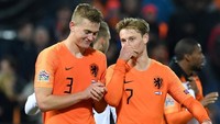 Matthijs de Ligt dan Frenkie de Jong merayakan kemenangan mereka. REUTERS/Toussaint Kluiters.