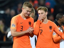 Matthijs de Ligt dan Frenkie de Jong merayakan kemenangan mereka. REUTERS/Toussaint Kluiters.
