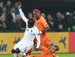 NGolo Kante ditekel Frenkie de Jong. REUTERS/Toussaint Kluiters.