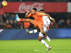  Aksi Memphis Depay dan Presnel Kimpembe saling berebut bola. REUTERS/Toussaint Kluiters.