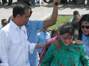 Iriana Gendong Bocah Papua Naiki Tangga, Ini Kata Jokowi