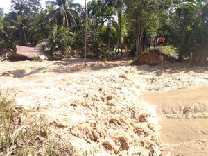 Rumah-rumah Warga Roboh Diterpa Banjir di Aceh