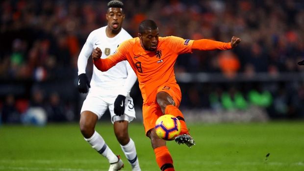 AMSTERDAM, NETHERLANDS - NOVEMBER 16: Georginio Wijnaldum of the Netherlands shoots while under pressure from Presnel Kimpembe of France during the UEFA Nations League Group A match between Netherlands and France at the Stadion Feijenoord on November 16, 2018 in Amsterdam, Netherlands.  (Photo by Dean Mouhtaropoulos/Getty Images)