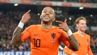 Memphis Depay mencetak gol kedua Belanda. REUTERS/Toussaint Kluiters.