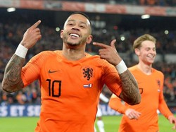 Memphis Depay mencetak gol kedua Belanda. REUTERS/Toussaint Kluiters.