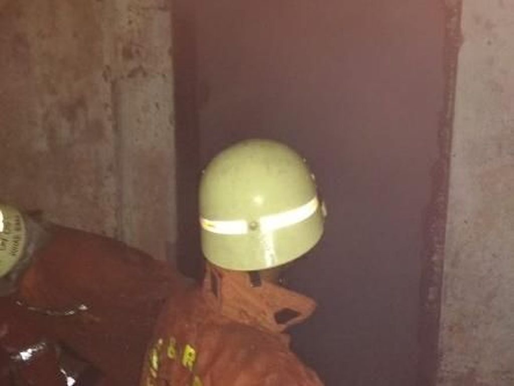 Rumah di Johar Baru Terbakar, 20 Unit Pemadam Dikerahkan Rumah di Johar Baru Terbakar, 20 Unit Pemadam Dikerahkan