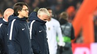 Sementara Didier Deschamps tertunduk lesu. REUTERS/Toussaint Kluiters.