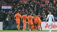 Georginio Wijnaldum merayakan golnya. REUTERS/Toussaint Kluiters.