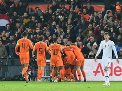 Georginio Wijnaldum merayakan golnya. REUTERS/Toussaint Kluiters.