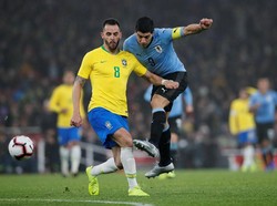 Luis Suarez melepaskan tendangan ke gawang Brasil. REUTERS/David Klein.
