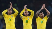 Para pemain Brasil merayakan kemenangan mereka. REUTERS/David Klein.