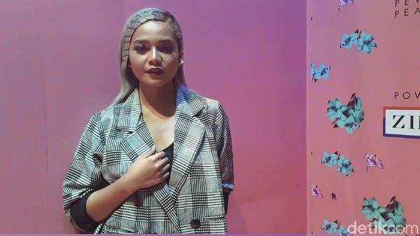 Gaya Rambut Citra Scholastika Nyentrik Banget!