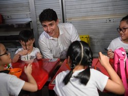 Justin Trudeau Minum Jus Jeruk Nipis di Hawker Center Singapura