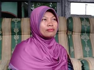 Sambangi Polda, Baiq Nuril Polisikan Eks Kepsek Pakai Pasal Cabul Sambangi Polda, Baiq Nuril Polisikan Eks Kepsek Pakai Pasal Cabul