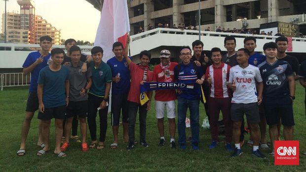 Para suporter Timnas Indonesia banyak bersahabat dengan para pendukung timnas Thailand. (