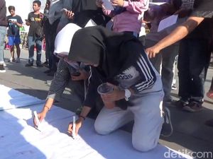 Aksi Solidaritas di Makassar untuk Baiq Nuril