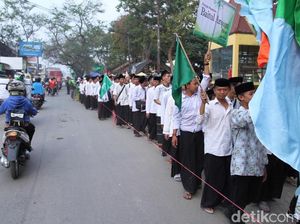 Peringati Maulid Nabi, Ribuan Santri di Bandung Jalan Sarungan