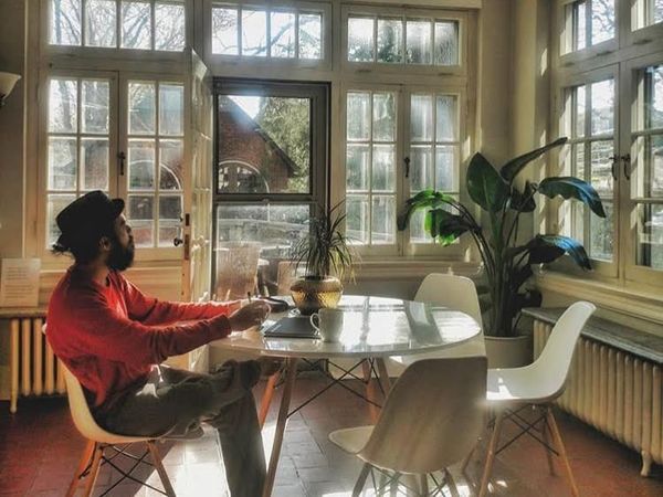 Perankan Sam Dalam  Hanum & Rangga,  Alex Abbad Jago Racik Jamu