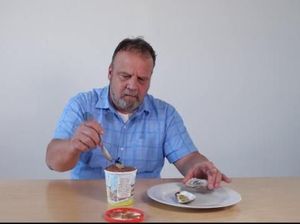 Pria Ini Makan Es Krim dengan Lobster, Saus Tomat hingga Tiram Mentah