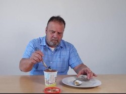 Pria Ini Makan Es Krim dengan Lobster, Saus Tomat hingga Tiram Mentah