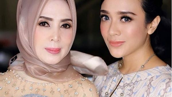 Kemesraan Dea Ananda dengan Ibunda Tercinta
