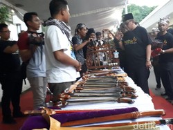 Gaya Hasto Lihat Keris Bareng Djarot dan Bupati Bojonegoro